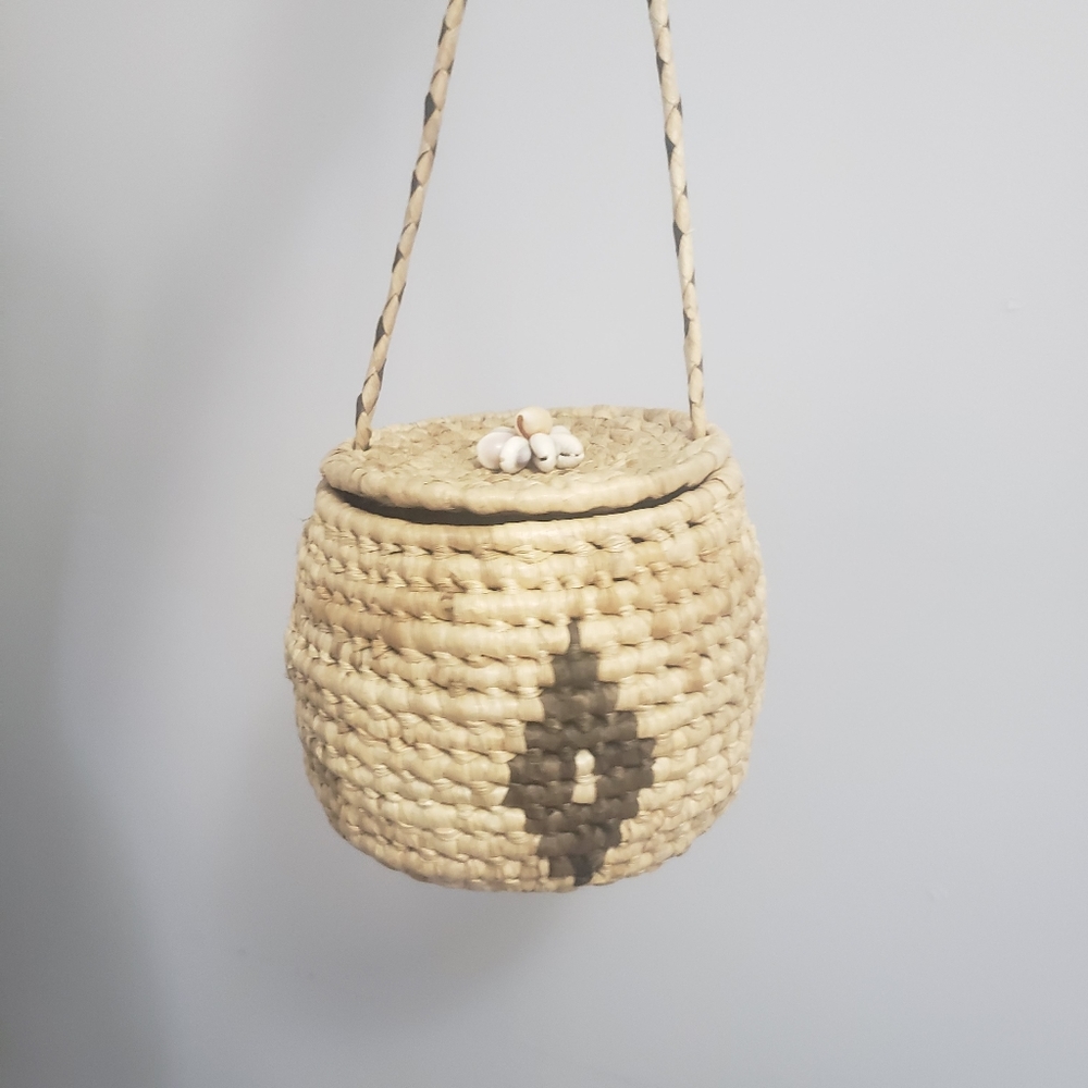 Woven Handing Basket with Lid - Picture 9 of 11